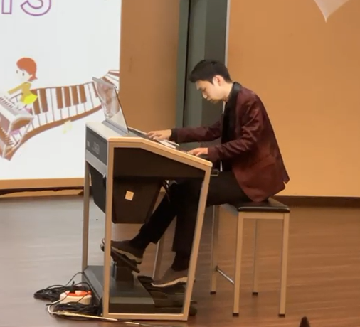 Sia Eu Jin performing on a Yamaha Electone on stage
